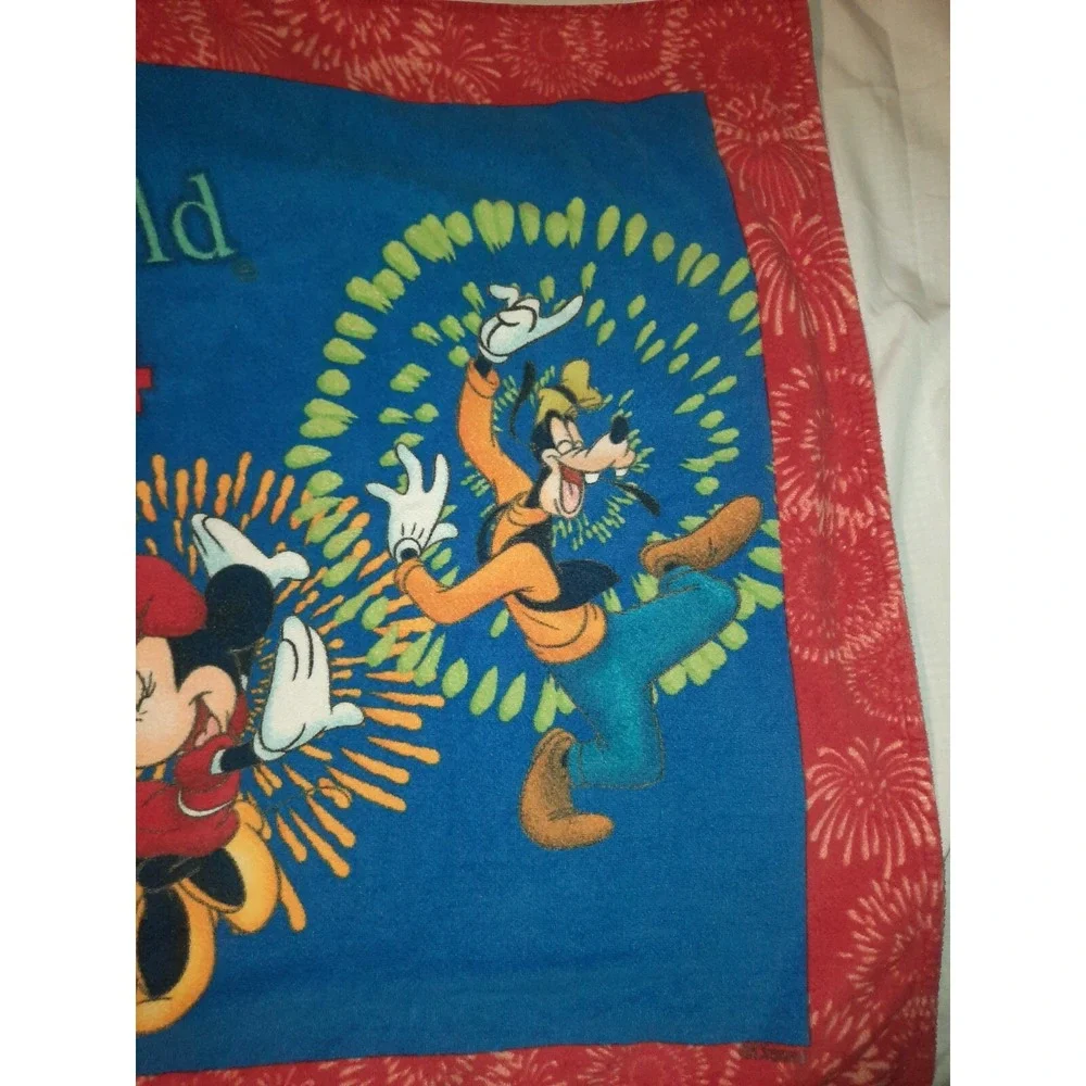 DISNEY EXCLUSIVE WALT DISNEY WORLD BEACH TOWEL- Mickey, Minnie, Goofy & Donald